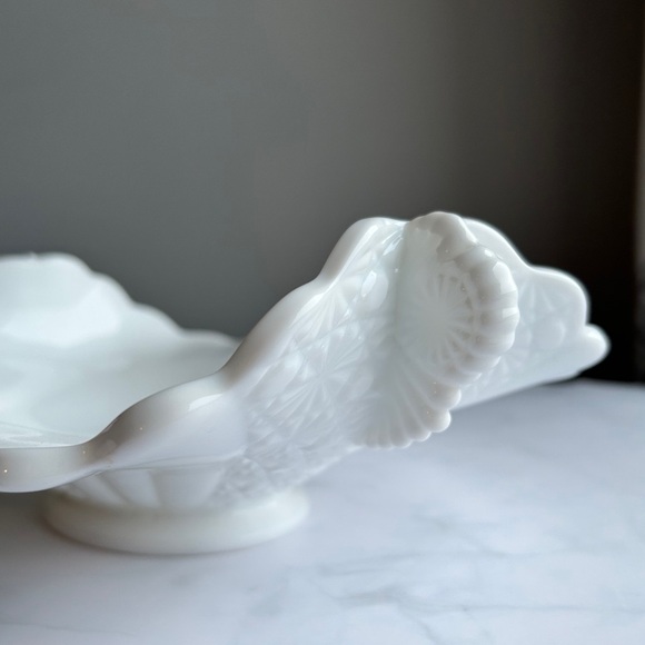 Vintage Fenton White Milk Glass Daisy & Buttons Bowl - Large - Picture 5 of 17